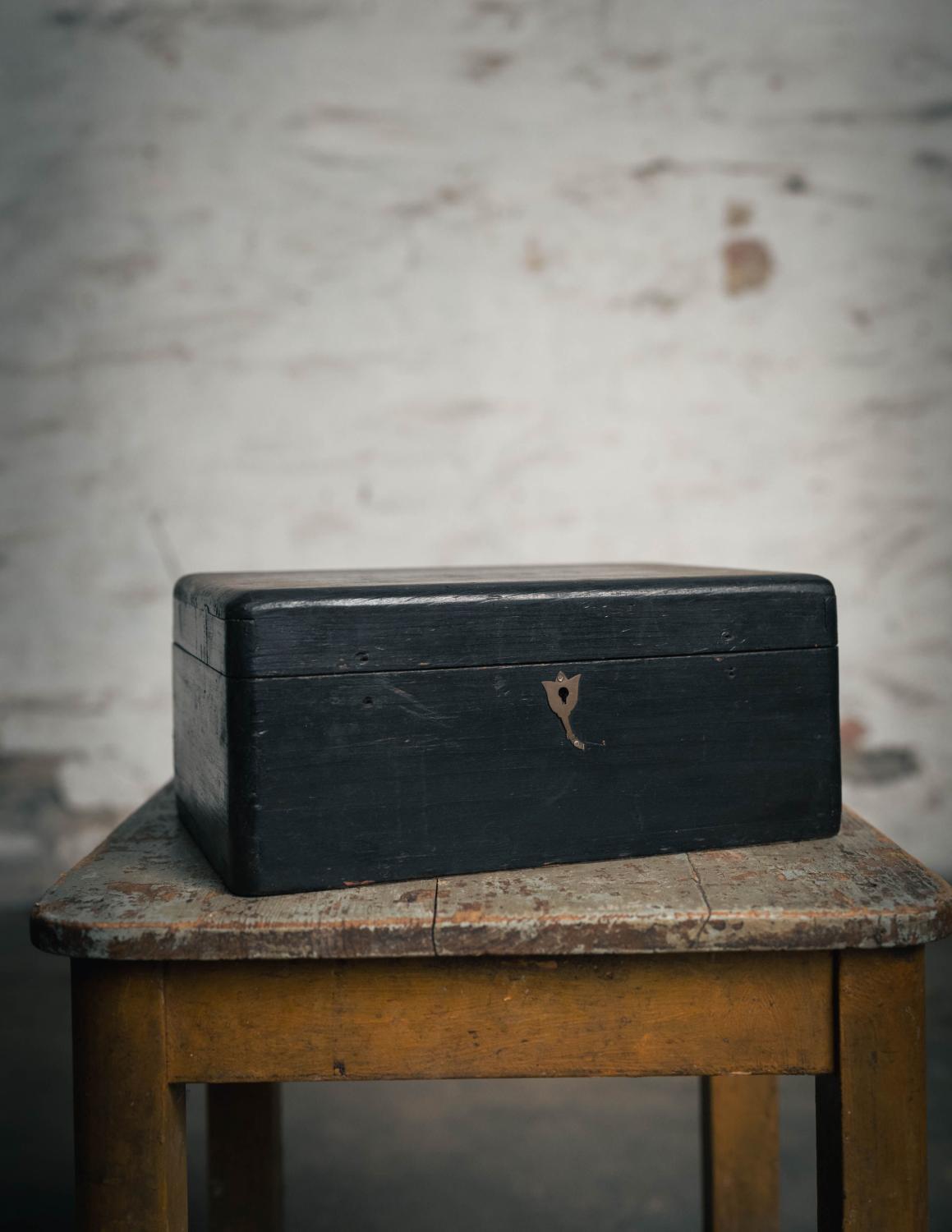 Black wooden box from the 1890s (original condition)