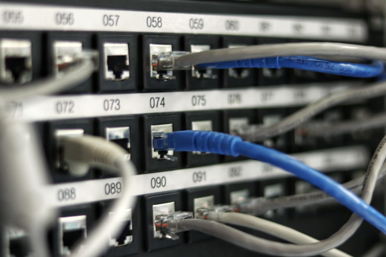 Hur byter man ut en port till en ethernetkabel?