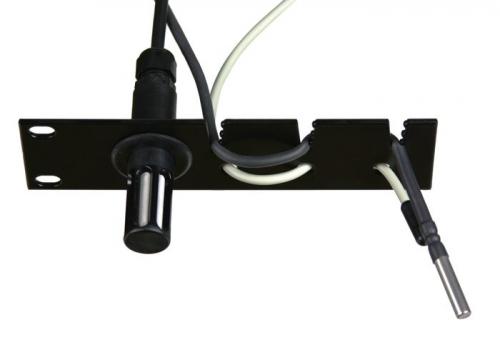 Universalhållare för montering av givare i 19"-rack