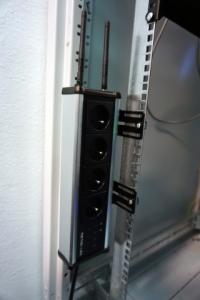 Vinkelkonsoll för vertikal montering av Netio 4 eller 4 All i 19" rack