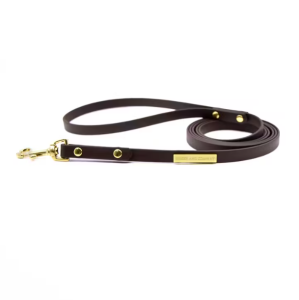 Birger & Company Classic Leash  Stilrent enfärgat koppel som är gjort av Biothane Beta med mässingdetaljer.