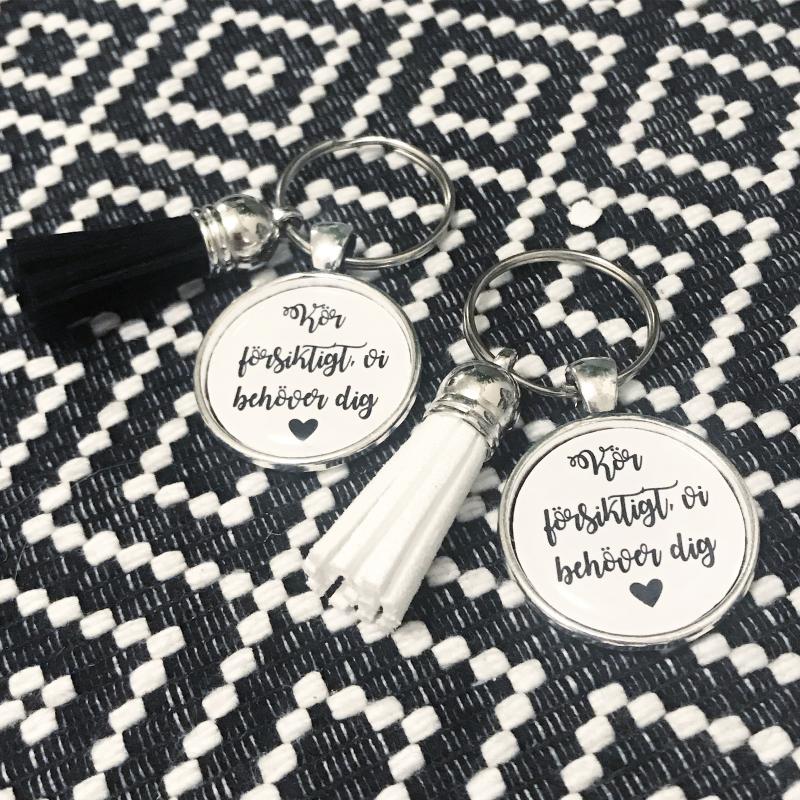 Färdig nyckelring med tofs, ”kör försiktigt..”, 1st