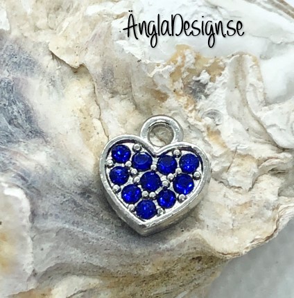 Berlock litet hjärta i antiksilver med blå strass på båda sidor, 1st