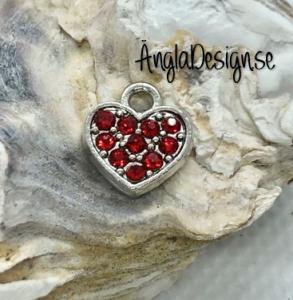 Berlock litet hjärta i antiksilver med röd strass på båda sidor, 1st