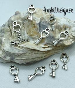 Berlock liten nyckel med hjärta i antiksilver, 10-pack