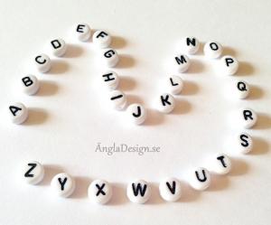 Bokstavspärla i acryl, A vit med svart text, 10-pack