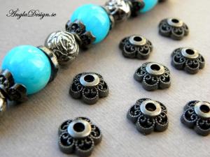 Pärlhatt svart/gunmetal blomma 10mm, 20-pack