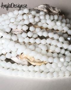 Glaspärla bicone Crystal 4mm vit, 1 sträng