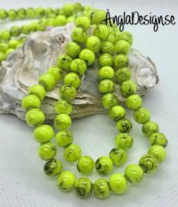 Glaspärla drawbench limegrön/gul med svart stänk på, 6mm, 1 sträng