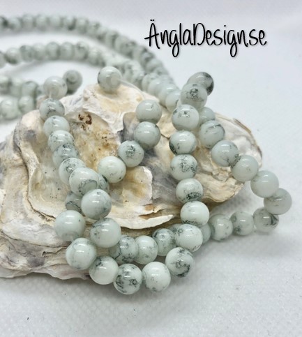 Glaspärla drawbench vit med gråsvart stänk på, 6mm, 1 sträng