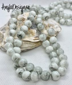 Glaspärla drawbench vit med gråsvart stänk på, 8mm, 1 sträng