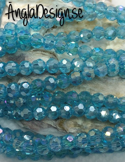 Glaspärla rund facetterad 4mm ljusblå med AB lyster, 1 sträng