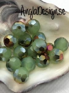 Glaspärla rund facetterad 8mm grönoljiga , 20-pack