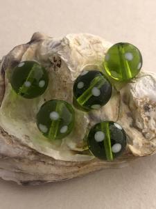 Glaspärla Lampwork grön med vita prickar 1st