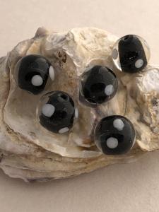 Glaspärla Lampwork svart med vita prickar 1st