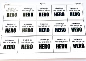 Budskap/text "somethimes you have to be your own hero" 25mm 5st rutor