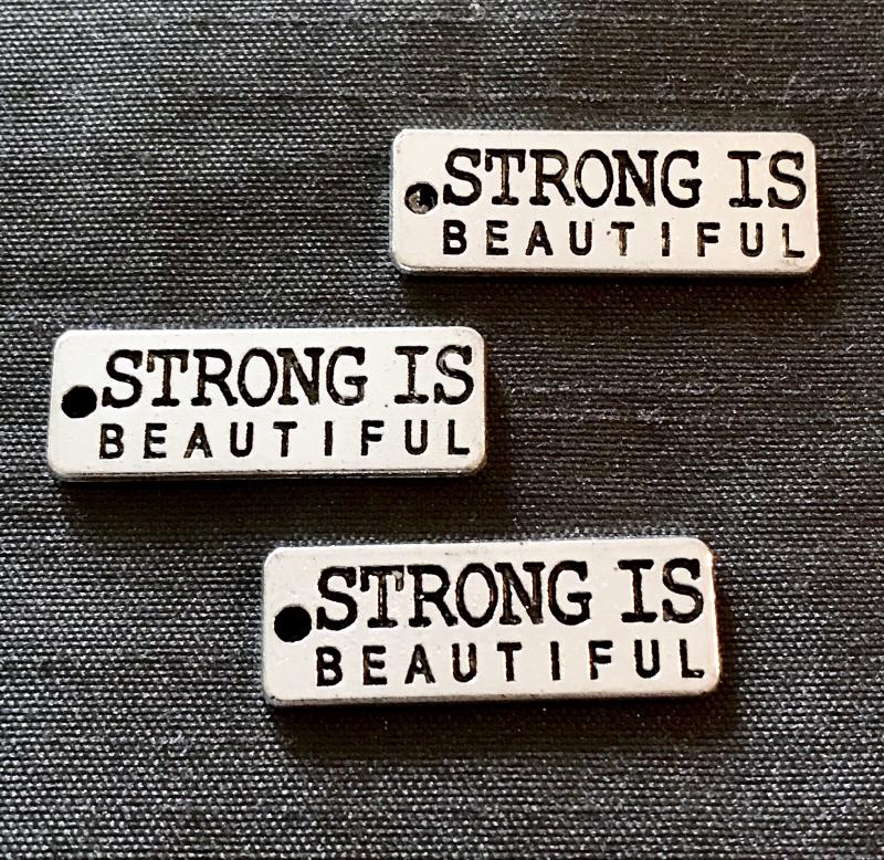 Berlock med text "strong is beautiful" 3st