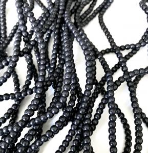 Syntetisk turkos 4mm svart, 1sträng