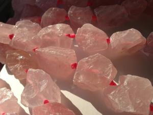 Rosenkvarts Ruffig rå nugget , 1st