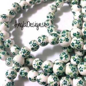 Porslinspärlor 8mm grönblommiga, 10-pack