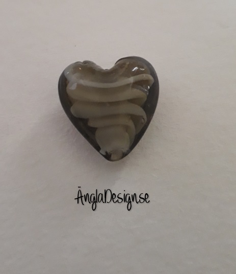 Lampwork handgjort hjärta, grå med spiral i, ca 20mm, 1st