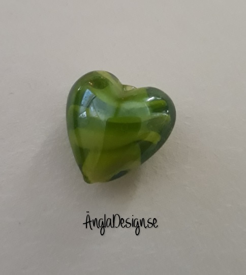 Lampwork handgjort hjärta, gröna med spiral i, ca 20mm, 1st