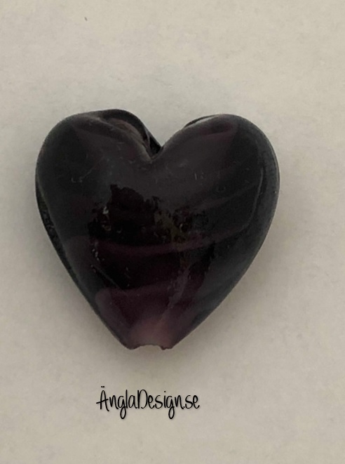 Lampwork handgjort hjärta, mörklila med spiral i, ca 20mm, 1st