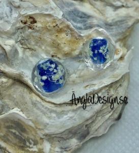 Glaspärla lampwork blå med vita flingor i, 2-pack