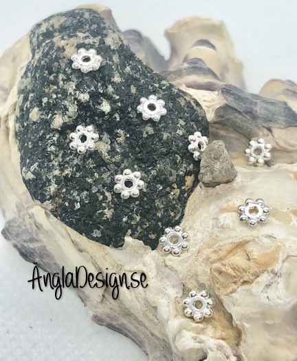 Mellandel daisy 4mm ljust silver, 50-pack