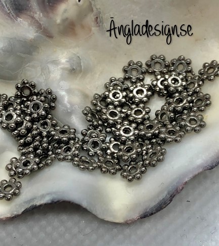 Mellandel daisy 4mm svart gunmetall, 50-pack