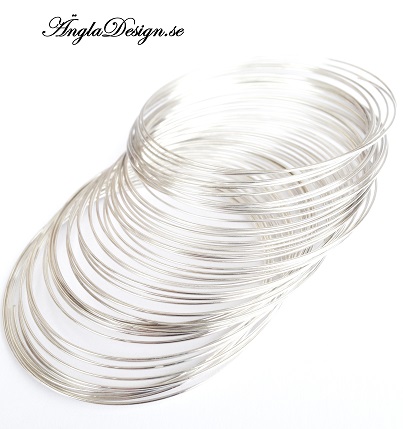 Andrasortering. Memorywire ljust silver, 5,5cm, 10 varv