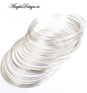 Andrasortering. Memorywire ljust silver, 5,5cm, 10 varv