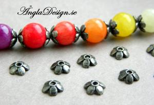 Pärlhatt svart/gunmetal liten 5-bladig blomma, 30-pack