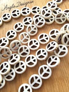 Syntetisk turkos peacemärken cremevit, 1 sträng