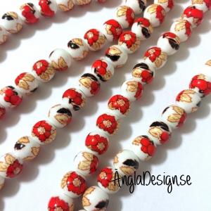 Porslinspärlor 8mm med mönster röda/svart blomma, 10-pack