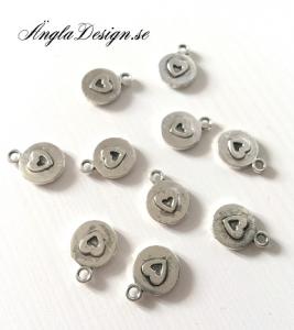 Berlock antiksilver, runt med upphöjt hjärta, 20-pack