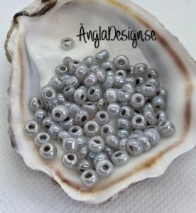 Seed beads pastellgrå 4mm, 20 gram