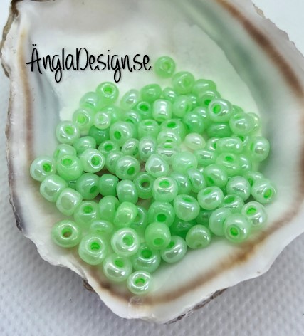 Seed beads pastellgrön 4mm, 20 gram