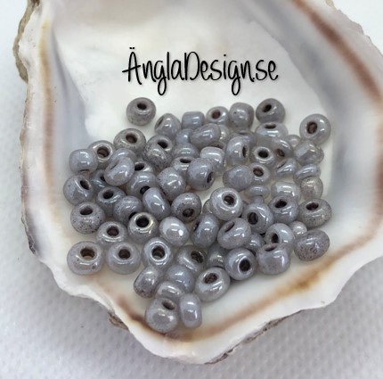 Seed beads pastell svart 4mm (mörkgrå), 20 gram