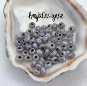 Seed beads pastell svart 4mm (mörkgrå), 20 gram