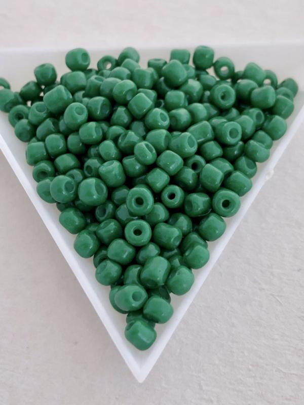 Seed beads opak mörk gröna 4mm, 25 gram