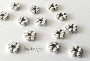 Mellandel liten blomma, slät daisy 5mm, antiksilver, 50-pack