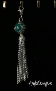 Tassel med kedjor, indonesisk grön pärla och karbinlås, antiksilver, 1st