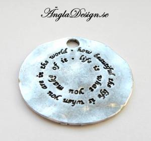 Hänge runt med text "How beautiful life is when..." antiksilver, 1st