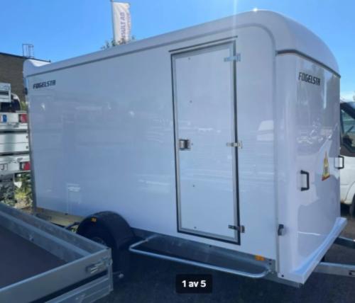 DÖRR I SIDA 1600x600 S7000 MONTERAD