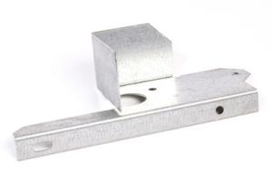 FÄSTPLÅT T BREDDM LYKTA HÖGER AT