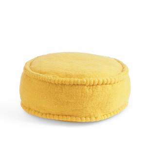 Rund Okra Handgjorda golvpuff i 100% ull och ekologisk lädertagg på Aveva Design. Fylld med dinkel. Perfekt för meditation.