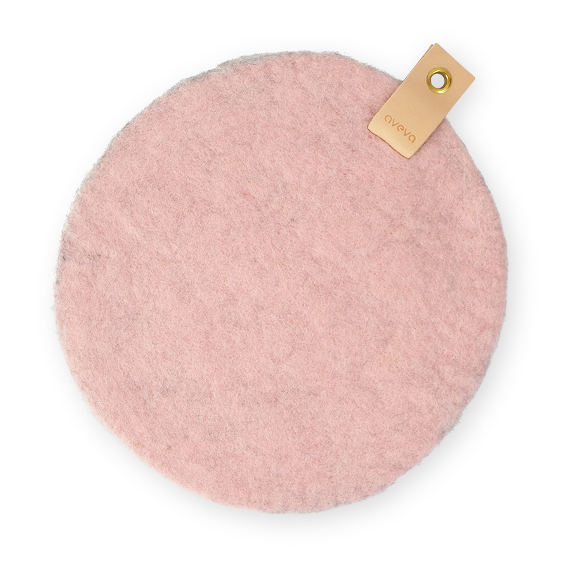Aveva’s pink seat cushion in wool, dyed with natural colors on one side. The seat cushions have a leather detail with a metal eye for hanging.