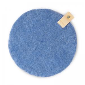 Rund blå sittdyna tillverkad av naturligt färgad ull, och med en detalj i svenskt ekologiskt läder.