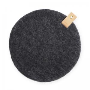 Mörk grå rund Sittdyna med naturliga färger på ena sidan och grå melerad ull på den andra med en detalj av svenskt läder